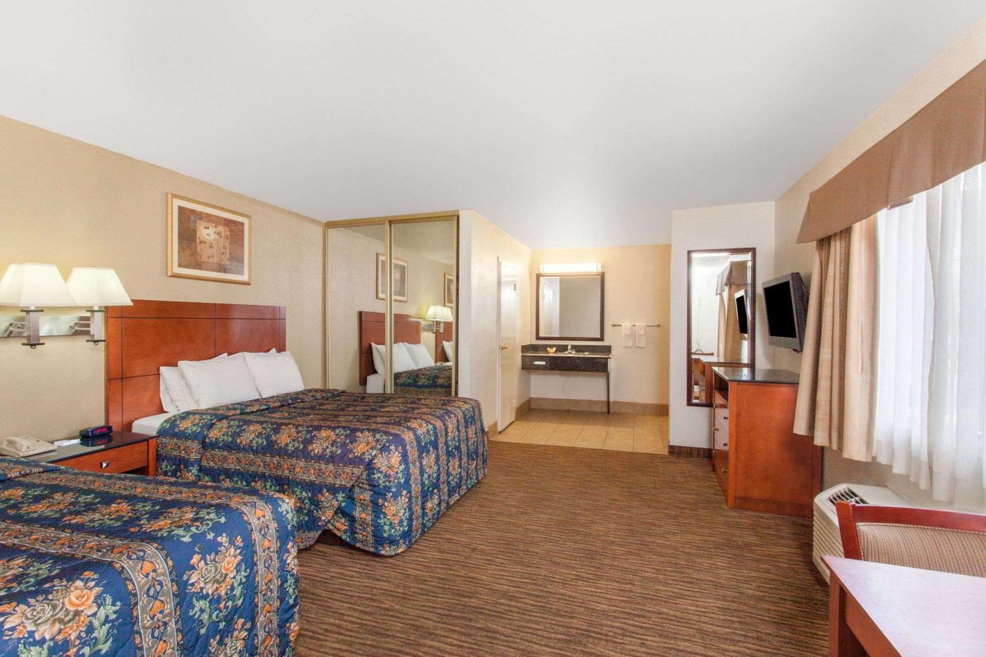 Travelodge By Wyndham Hemet Ca Экстерьер фото